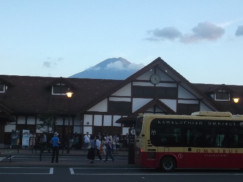時間がなかったのでゴールの八木崎公園には向かわず。河口湖駅にゴール。４２・７キロ　ここからバスで１時間かけて須走に戻る