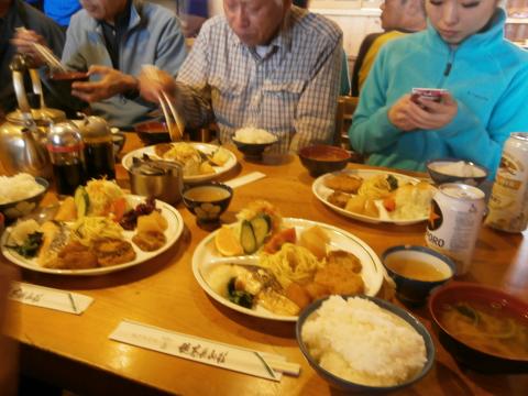 穂高岳山荘の夕食　おかずも盛りだくさんで豪華