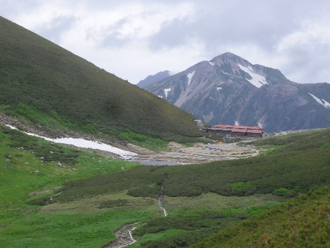 双六小屋が見えてきた。バックの山は鷲羽岳