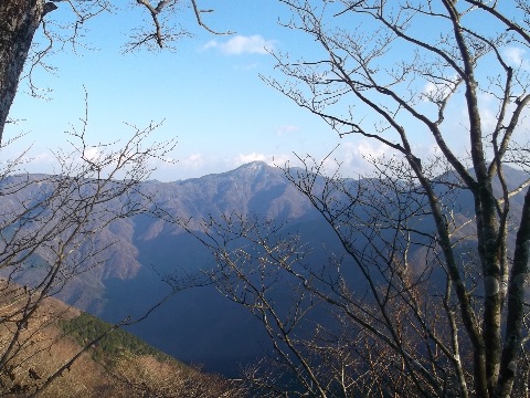 大室山手前から蛭が岳をのぞむ　よくあんなところから来たな〜　時間切れとなったので山頂５００m手前で下山　今日はひどく疲れた