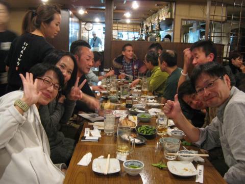 関西チームを
送りがてら、最後の晩餐（晩酌）
名残惜しくて、１分でも長く一緒にいたいという空気が
ひしひしと伝わってくる
上座に居るスカブーさん
皆とはぐれ、なぜか荻窪まで行ってしまい
慌てて戻ってこられる。