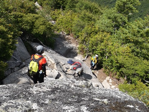 稜線に出ると至る所に急な岩場も