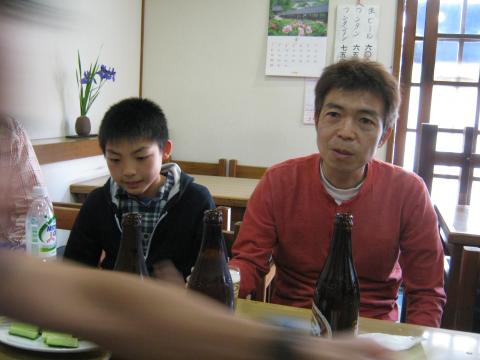 山北駅前食堂にて、塩川親子