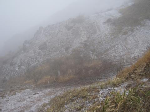 墨絵を思わせるような雪景色