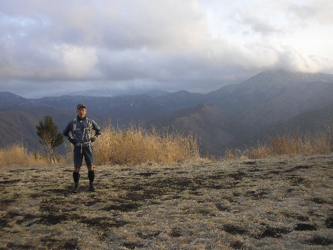 １７路半。誰もいない山頂。このあと回り道をしながら下山。途中からナイトトレイルに