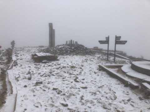 塔ノ岳山頂　一気に雪景色