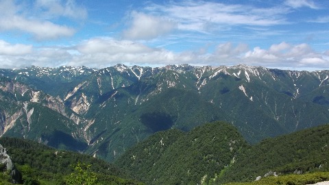 登りきった燕山荘からは北アルプス北部の山々が一気に目に飛び込み感動！