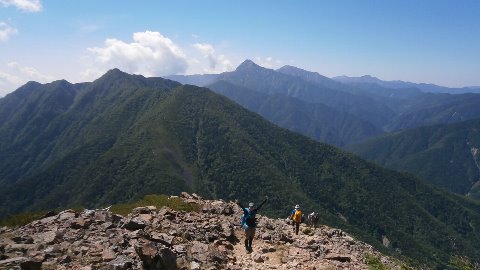 急登の連続だが駒津峰まであと少し