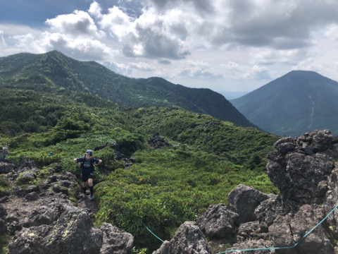 大岳山頂手前　バックに北横岳