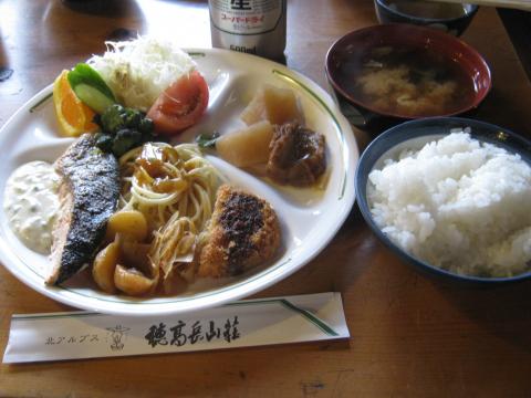 小屋の夕食。
おかずもバラエティーに富み
実にうまい！
３０００mの稜線上で
こんなうまいものが食べられるなんて
ありがたい時代になったものだ。