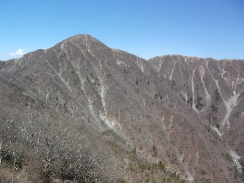 臼ケ岳からのぞむ蛭ケ岳