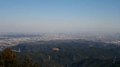 御岳山を経て日の出山に今日はスカイツリーもよく見えた。午後３時でも気温１度