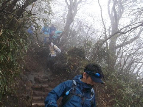 昨日滑落事故があったという金時山山頂直下の岩場を慎重に降りる