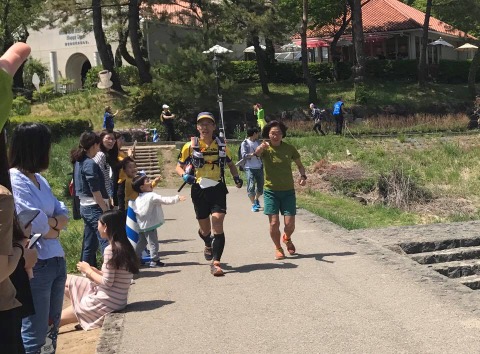 河口湖大橋を渡りゴールまであと少し。先にゴールしたにこさんが迎えてくれる