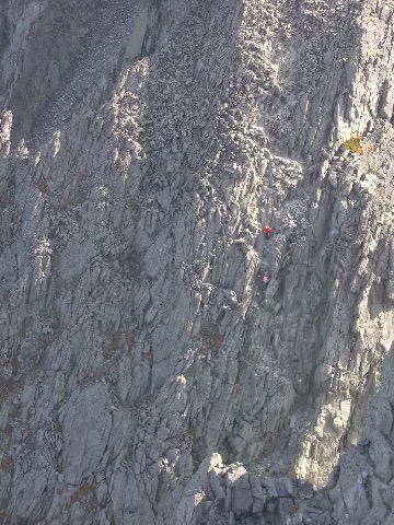 ロバの耳手前の急降下を下る登山者（怖）