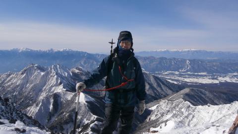 標高2890m赤岳山頂 10時25分(登山口を出発後4時間半)
無風快晴・・この時期としては奇跡のような天候 普通はこんなに顔を露出することはできない