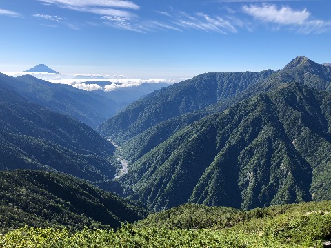 富士山と北岳　日本第１と第２の高峰が同時に遠望できる