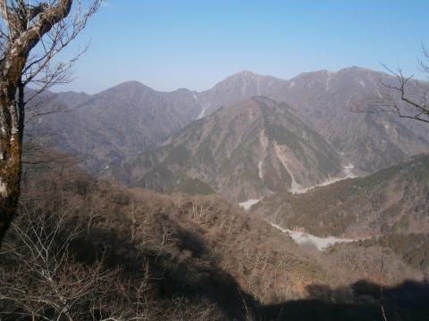 塔ノ岳に向かう途中。西丹沢の山並。中央が神奈川県最高峰の
蛭ヶ岳