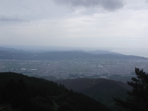 相模湾と相模平野の眺め　しかしこの先は深いガスに覆われ、展望に恵まれず