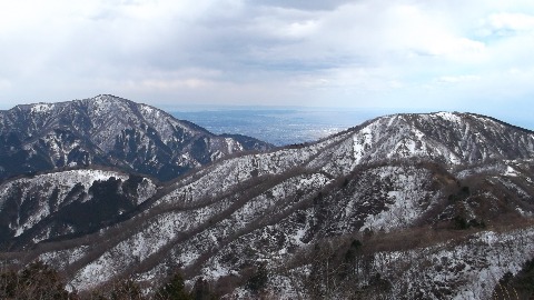 大山と三ノ塔　遥かに江ノ島も