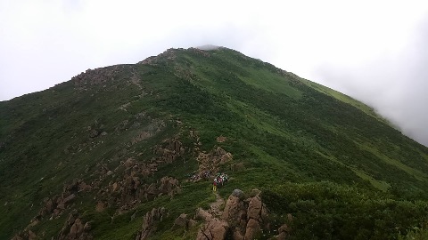 小至仏山の登り返しで振り返るとガスが切れて至仏山が忽然と姿を表す。