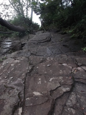 山頂手前の滑りやすい鎖場