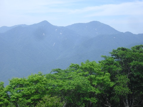 これより辿る同角山稜。奥は檜洞丸