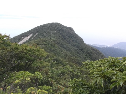 やっと展望が開け　万二郎岳の姿が