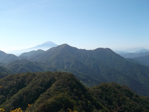 バックにはたどってきた檜洞丸が