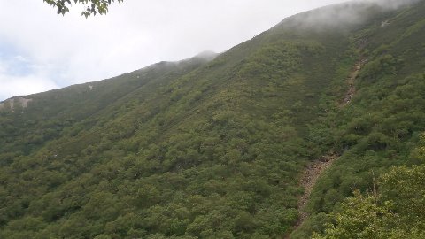 昼過ぎになると少し晴れ間も出てきてたどってきた稜線が。