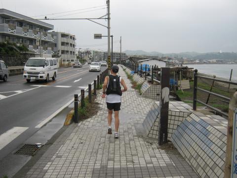 これから、港南台まであと１０キロの道のり。今日の我々の倍の距離を走るわけだ・・・。後ろ姿を見つつ、２０キロくらいで走るのをやめ、風呂上がりのブラブラ歩きをしていた我々は、ランナーとして罪悪感に襲われる・・（苦）