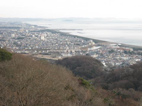 湘南平より、走ってきた江の島方面。また、あそこまで戻ることを考えると、少し気が重くなる。