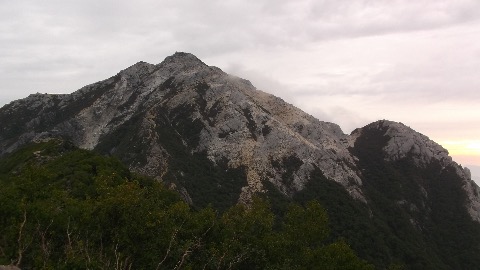 北沢峠から２時間　標高２７５０m　駒津峰到着　甲斐駒ケ岳が全貌を表す　今の所天気は大丈夫そう