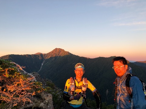 北岳とともに２人とも紅く染まる