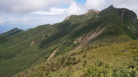 三ツ頭より権現岳を振り返る　ここでランチタイム後　天女山までの標高差１０００mをトレイルランを交えながら１時間１０分ほどで駆け下りる。