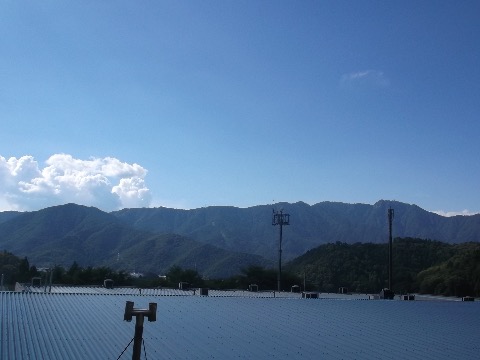 登り返す予定の霜山方面　気温３０度　もう満足に走れず。おまけにルートがわかりにくく四苦八苦
