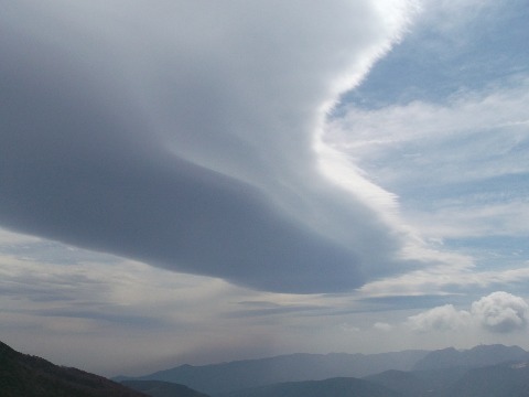 上空は強風が吹き荒れているもよう