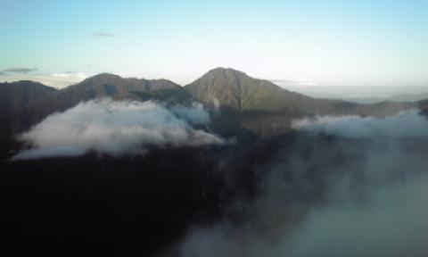 めまぐるしいガスの動きの中、やっと北岳はじめとする白根三山の姿が