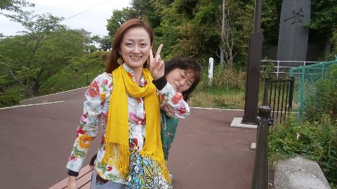 Aさんと元気なお母さん　翌日のトレイルレースにも雨の中応援に駆けつけてくださった上、メンバーにお土産まで持たせて下さり恐縮する。