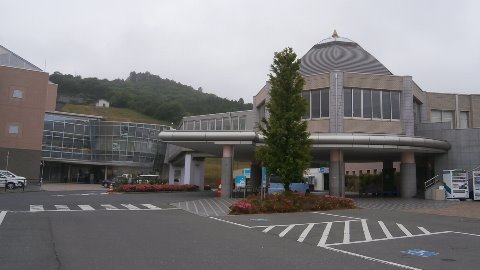 さらにAさんの先導で女川町へ
女川地域医療センター
20mの高台にある場所だが　この施設の１階部分まで津波が押し寄せてきたという・・（恐）
