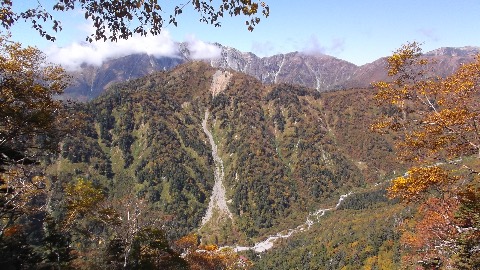 南岳新道から紅葉に染まる山々