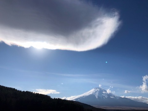 巨大なレンズ雲