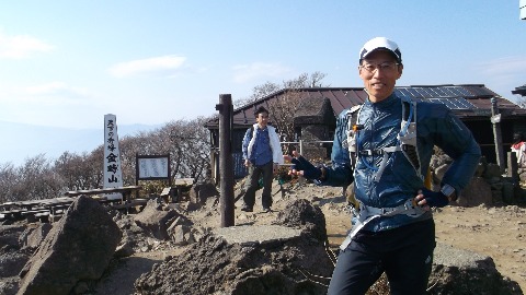 山頂は学生さん風の山ガールがたくさん　一枚撮ってもらう。「もっと笑って～」と注意されました