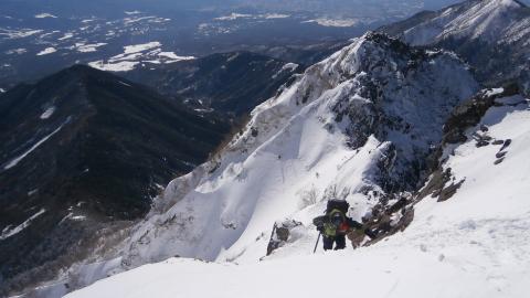 赤岳山頂直下 若者頑張れ~!