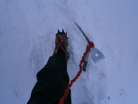 6年ぶりののピッケル&アイゼン(KAJITA)トレランシューズに慣れた足には拷問のように重く感じる(両足で靴を含めると3.5キロくらい)