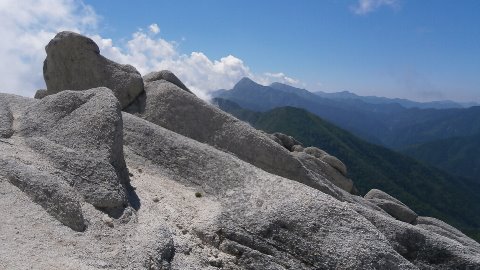 山頂付近は花崗岩に覆われていて
白さが目に眩しい