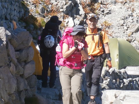 無事標高３０００mの穂高岳山荘到着　後ろでニヤニヤしている気まぐれさんの過酷なシゴキに耐えながら登頂でき、感極まってしまったエビちゃん。穂高岳山荘に思い入れが強かったそうな
昨年末の筑波山での彼女を知っている人は、誰が今日のこの姿を想像したであろうか・・。