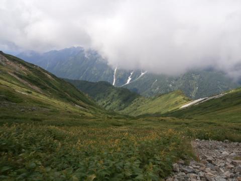 帰りは標高３０００mの肩の小屋から１１００mの新穂高を目指しての１４キロのトレラン。前半はガレ場が多く走りにくかったが後半は比較的走りやすく３時間２０分で新穂高温泉にたどり着く。後半はさすがに暑かった。