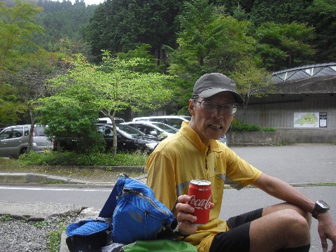 ヤビツ峠を登りきって　コーラで一息