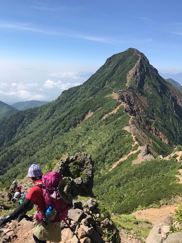 赤岳が迫ってくる　厳しい登り返しが続く